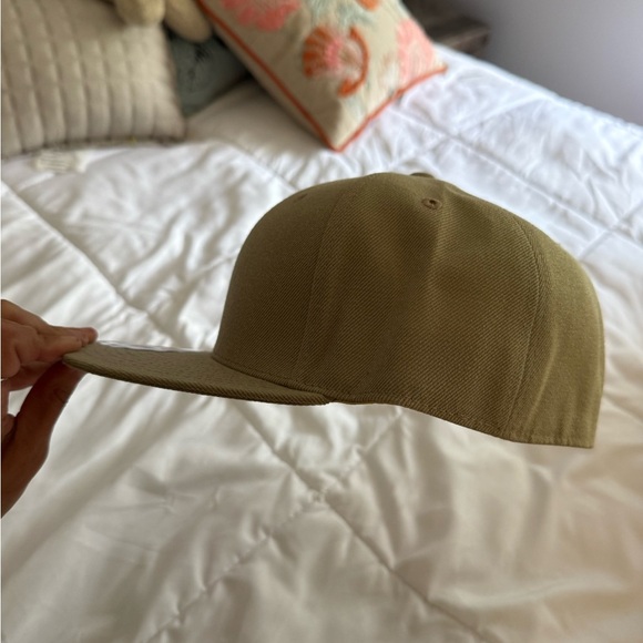 House of Commons Men’s Flat Brim Fitted Baseball Cap Hat Beige Size 8 NWT - Picture 5 of 5